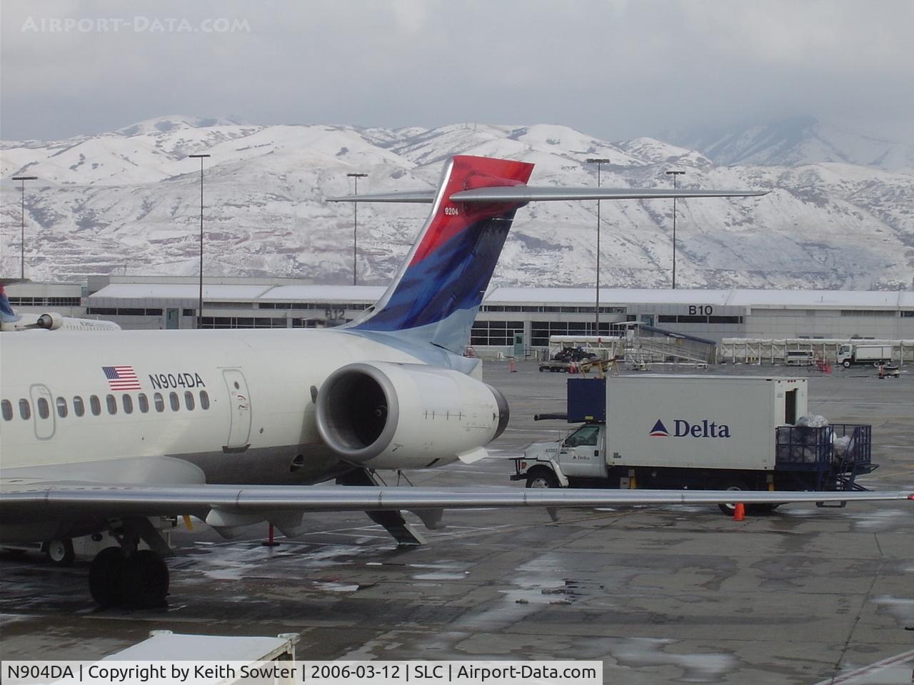N904DA, 1995 McDonnell Douglas MD-90-30 C/N 53384, On stand