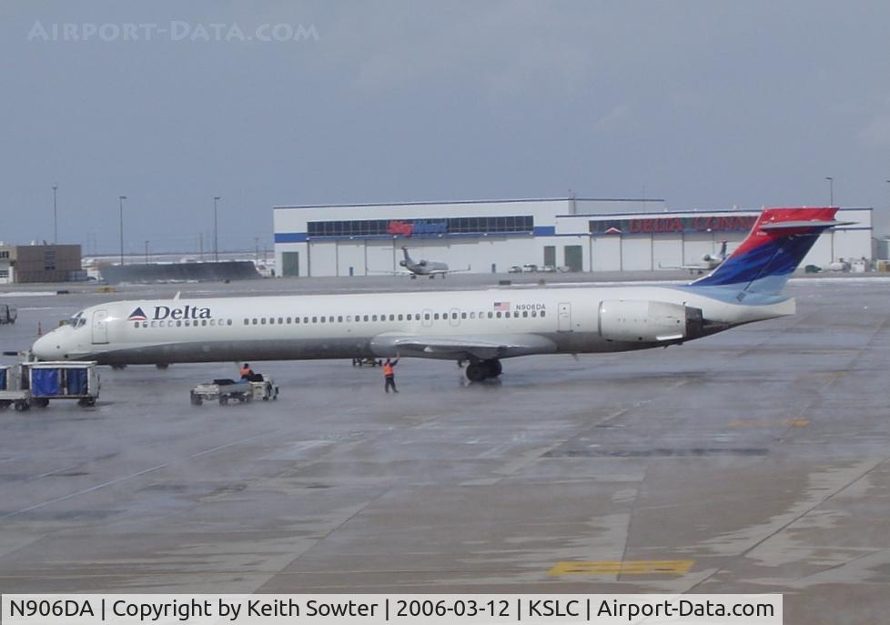 N906DA, 1995 McDonnell Douglas MD-90-30 C/N 53386, On stand