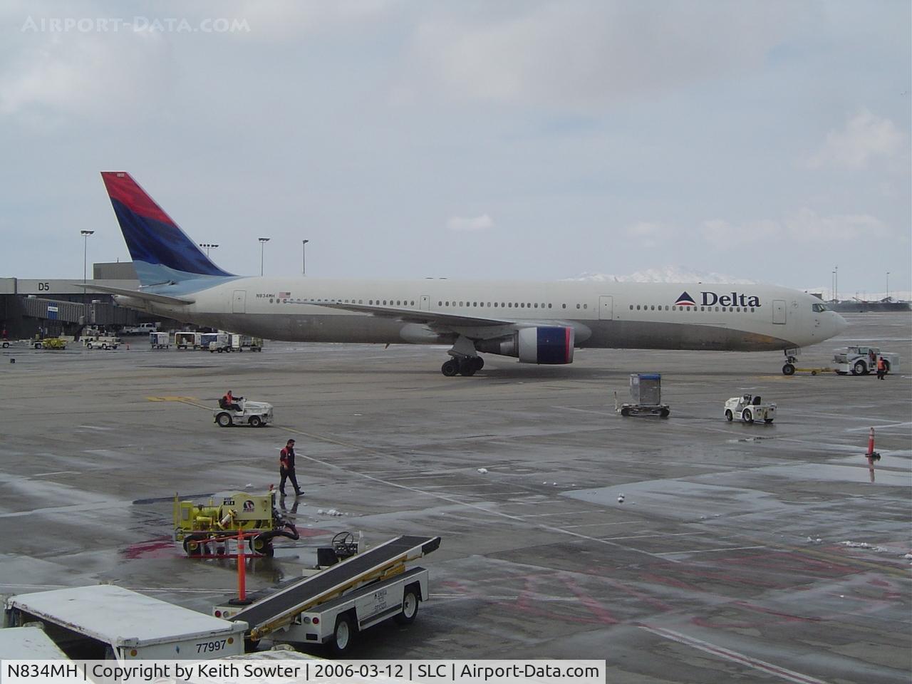 N834MH, 2000 Boeing 767-432/ER C/N 29707, Push back