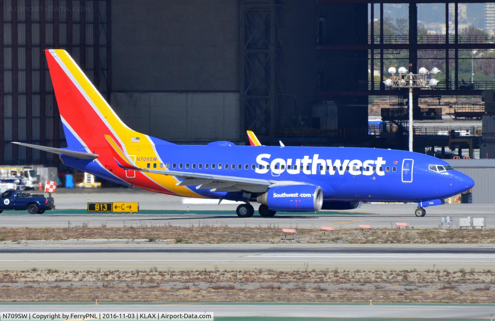 N709SW, 1998 Boeing 737-7H4 C/N 27843, Southwest B737