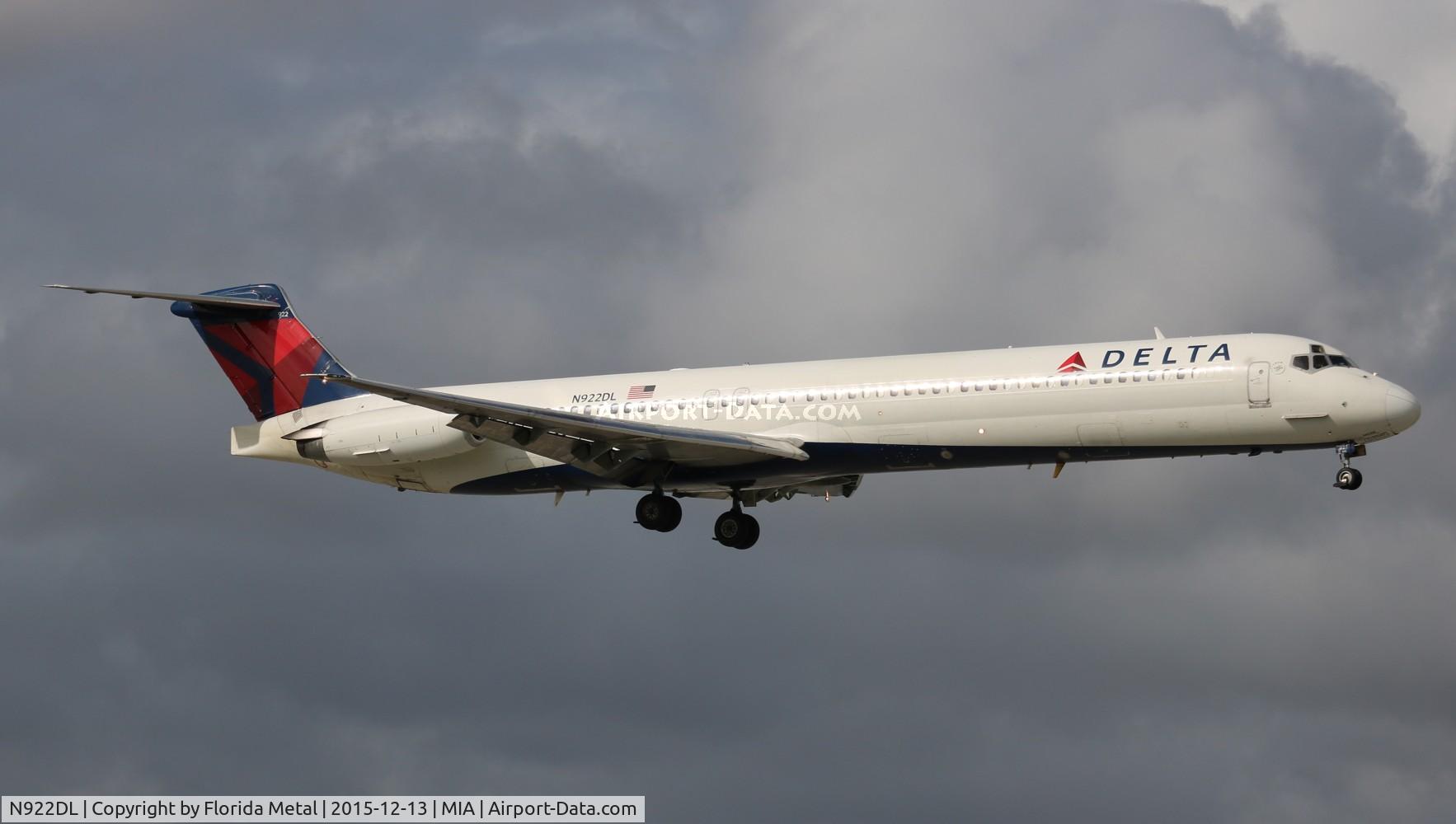 N922DL, 1988 McDonnell Douglas MD-88 C/N 49646, Delta