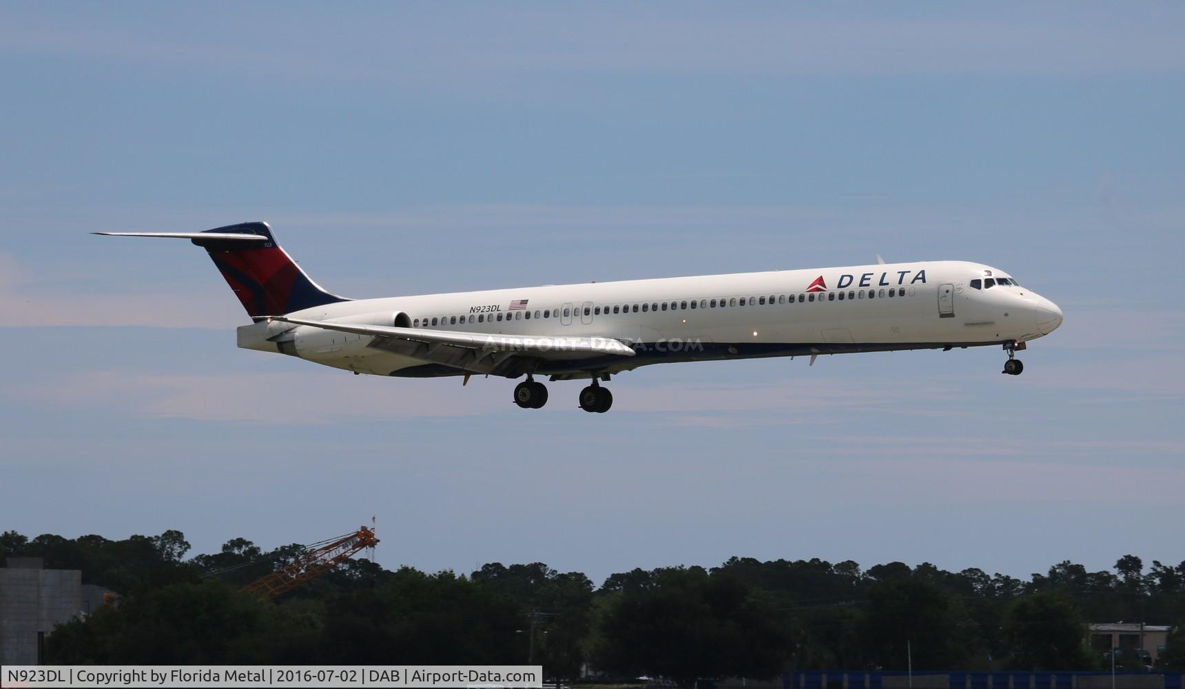 N923DL, 1988 McDonnell Douglas MD-88 C/N 49705, Delta