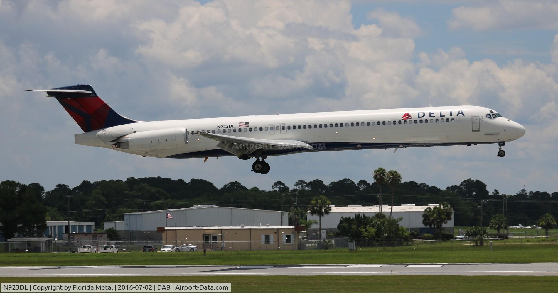 N923DL, 1988 McDonnell Douglas MD-88 C/N 49705, Delta