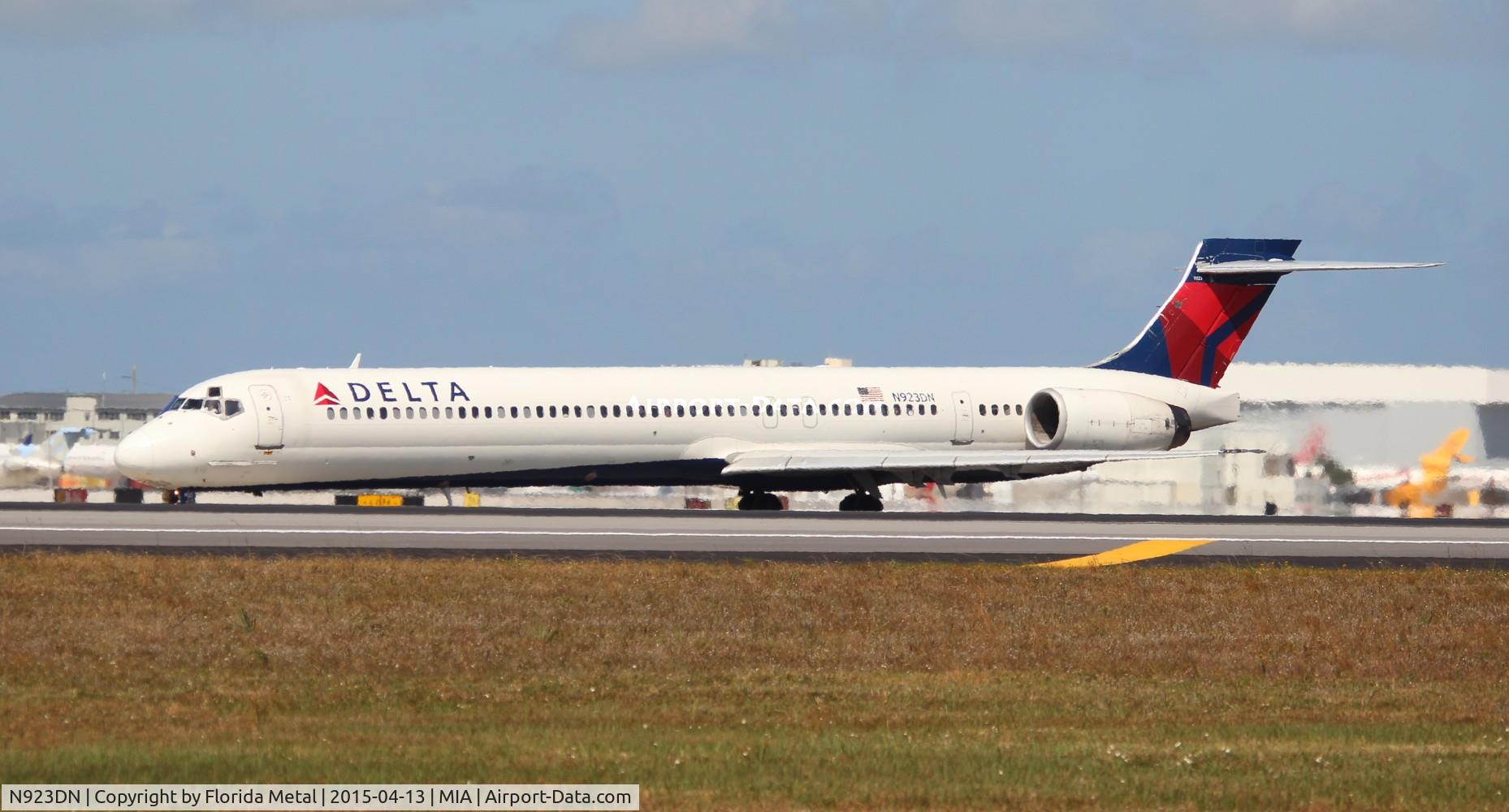 N923DN, 1998 McDonnell Douglas MD-90-30 C/N 53585, Delta