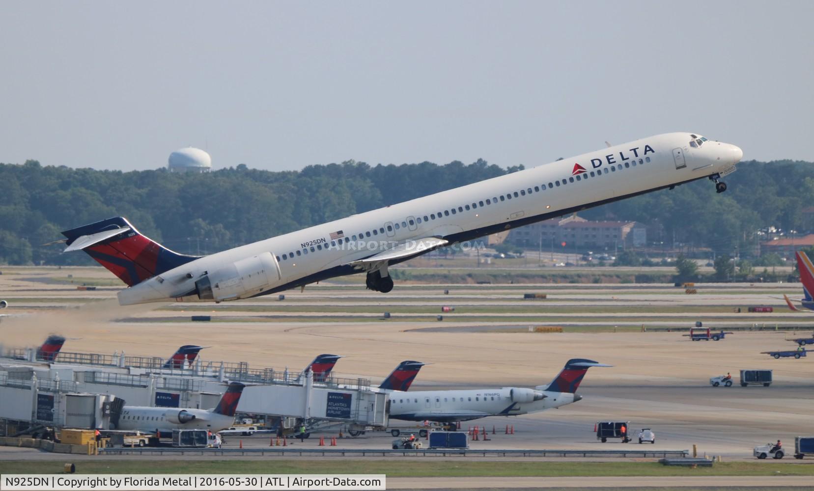 N925DN, 1998 McDonnell Douglas MD-90-30 C/N 53587, Delta