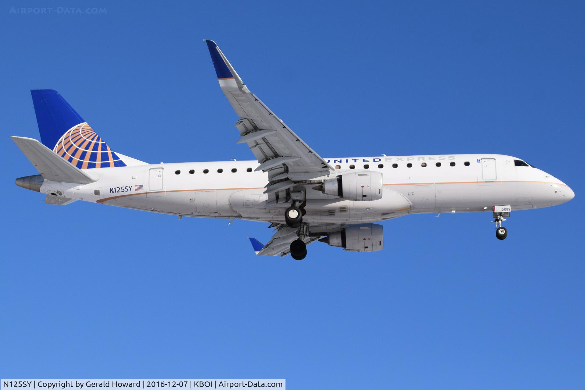 N125SY, 2014 Embraer 175LR (ERJ-170-200LR) C/N 17000440, Landing RWY 10L.