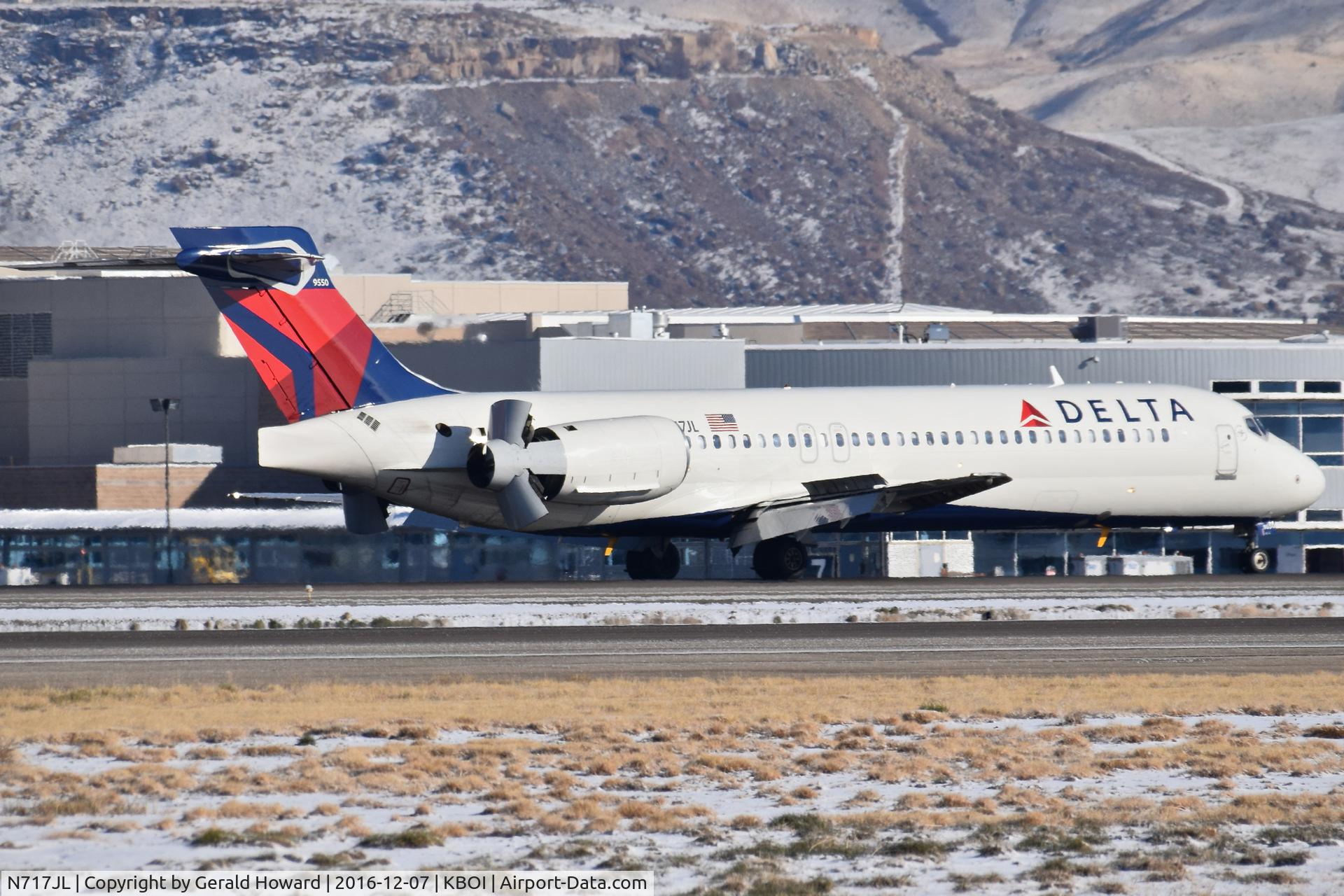 N717JL, 2002 Boeing 717-200 C/N 55042, Putting on the brakes.