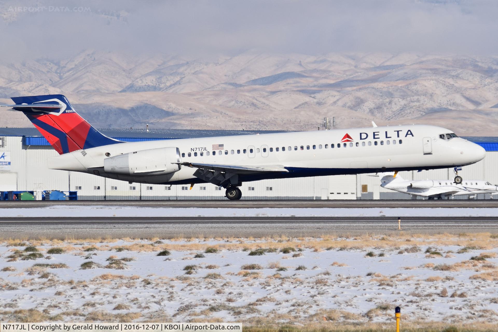 N717JL, 2002 Boeing 717-200 C/N 55042, Landing RWY 10L.