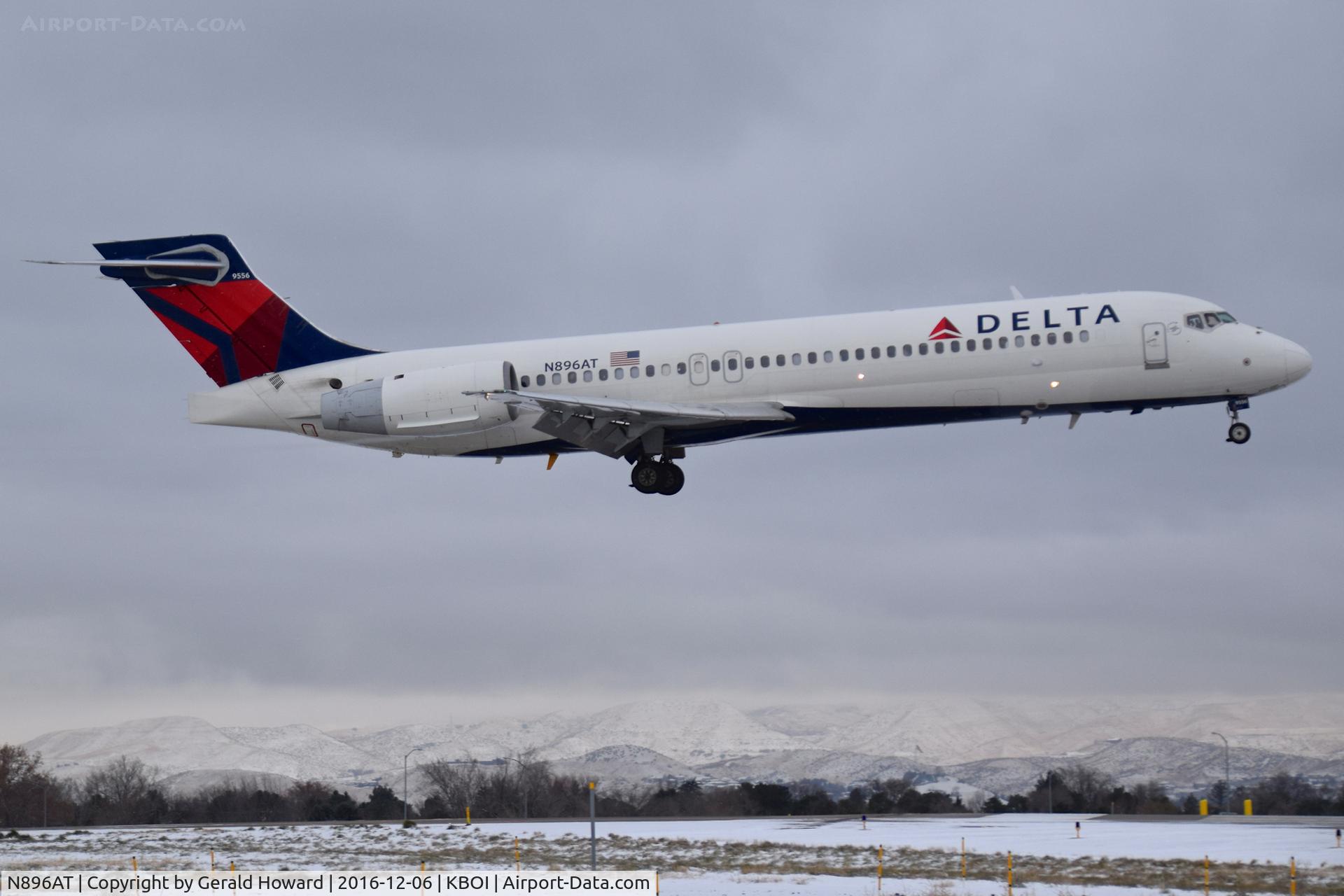 N896AT, 2005 Boeing 717-200 C/N 55048, Landing RWY 10L.