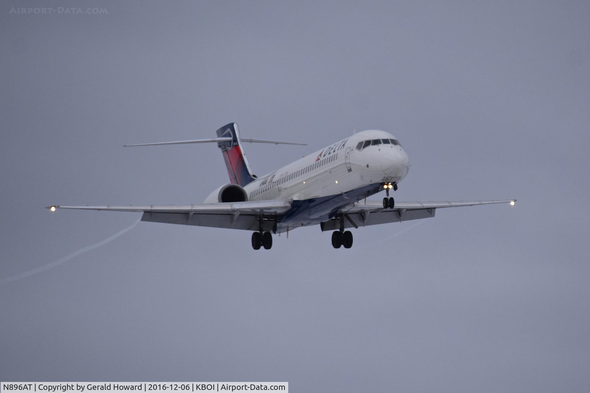 N896AT, 2005 Boeing 717-200 C/N 55048, On approach to RWY 10L.