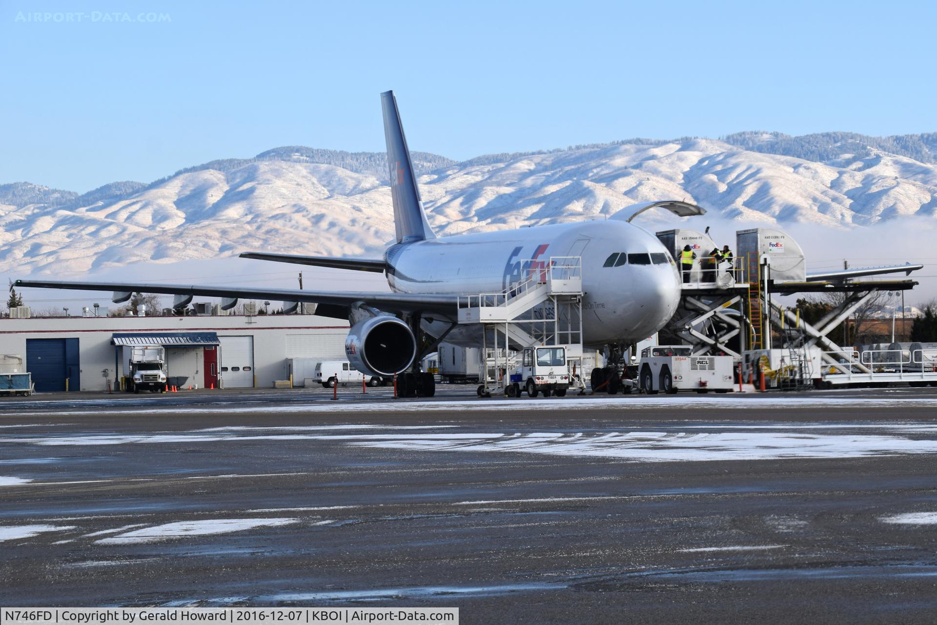 N746FD, 1993 Airbus A300B4-622R C/N 688, N746FD loading up on the FedEx ramp.