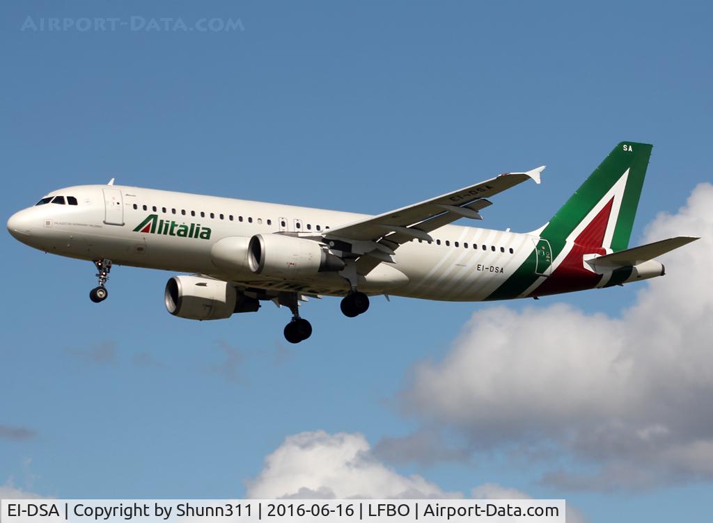 EI-DSA, 2006 Airbus A320-216 C/N 2869, Landing rwy 32L in new c/s