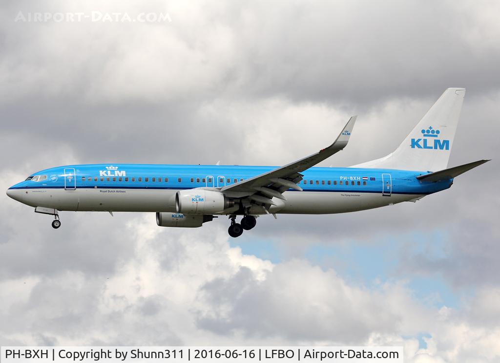 PH-BXH, 2000 Boeing 737-8K2 C/N 29597, Landing rwy 32L