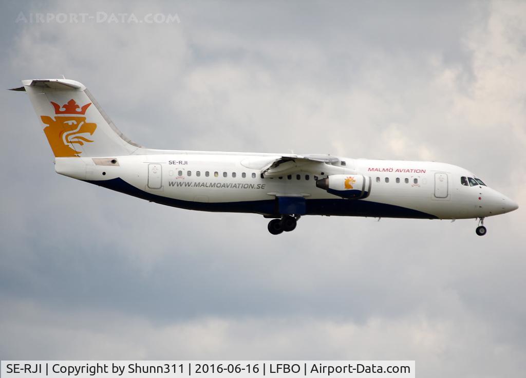 SE-RJI, 1999 British Aerospace Avro 146-RJ100 C/N E3357, Landing rwy 32L in new c/s