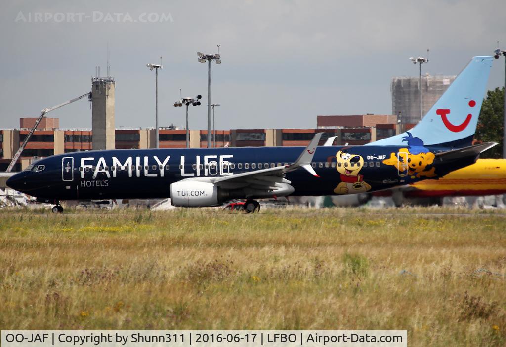 OO-JAF, 2007 Boeing 737-8K5 C/N 35133, Lining up rwy 32R from November 2 in full Family Life c/s