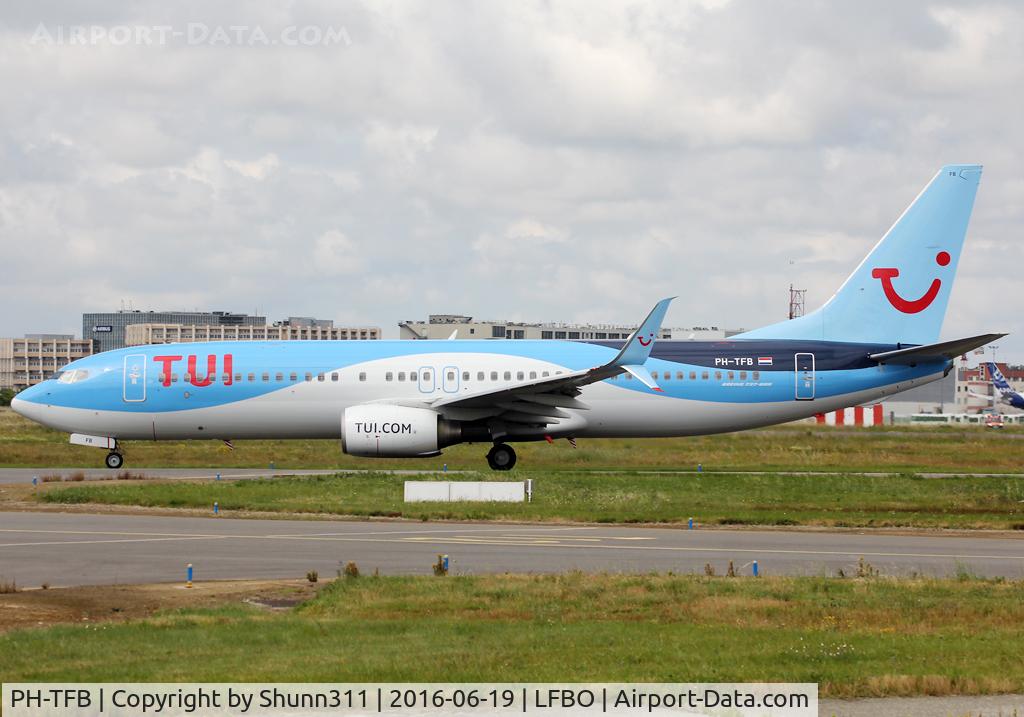 PH-TFB, 2009 Boeing 737-8K5 C/N 35149, Taxiing holding point rwy 32R for departure in new c/s