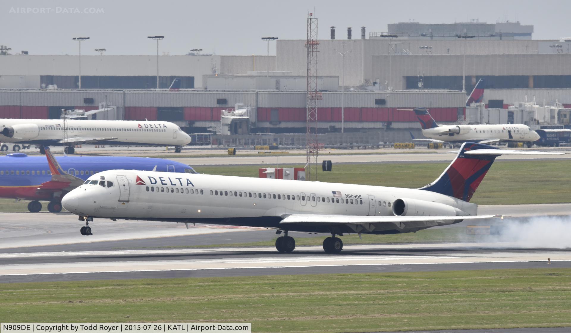 N909DE, 1992 McDonnell Douglas MD-88 C/N 53418, Arriving at Atlanta