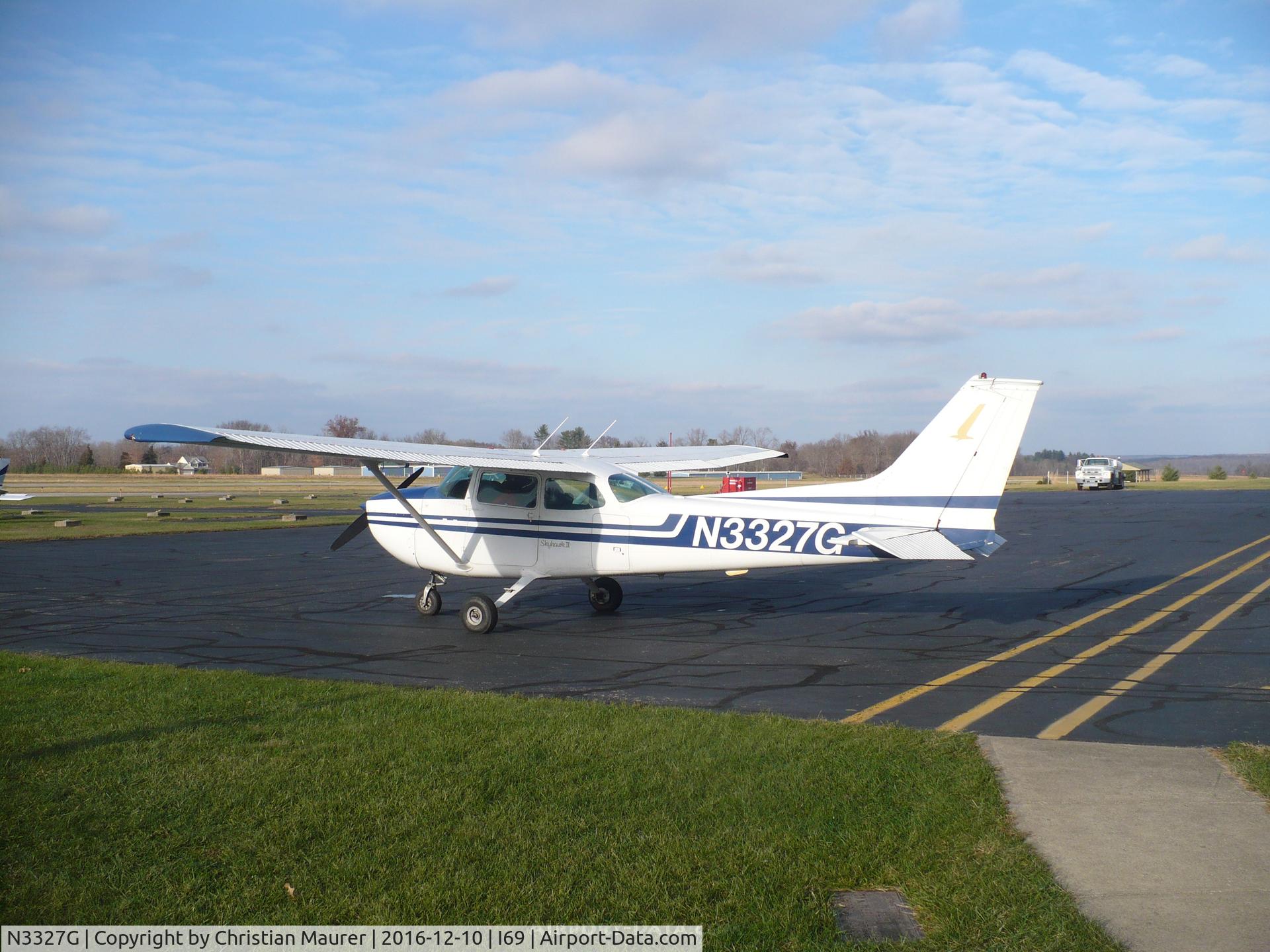 N3327G, 1972 Cessna 172M C/N 17261224, Cessna 172 getting ready to go