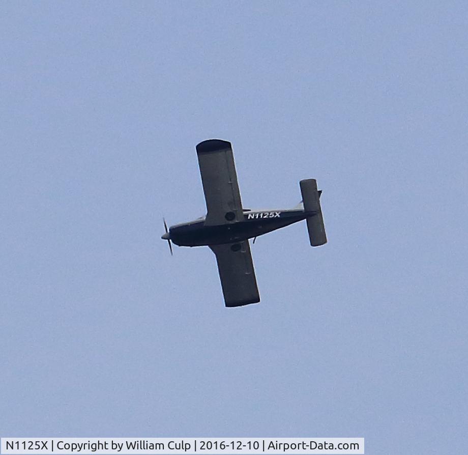 N1125X, 1975 Piper PA-28R-200 Cherokee Arrow C/N 28R-7535251, Flying over head shot at Peace valley Park, Doylestown Pa.
