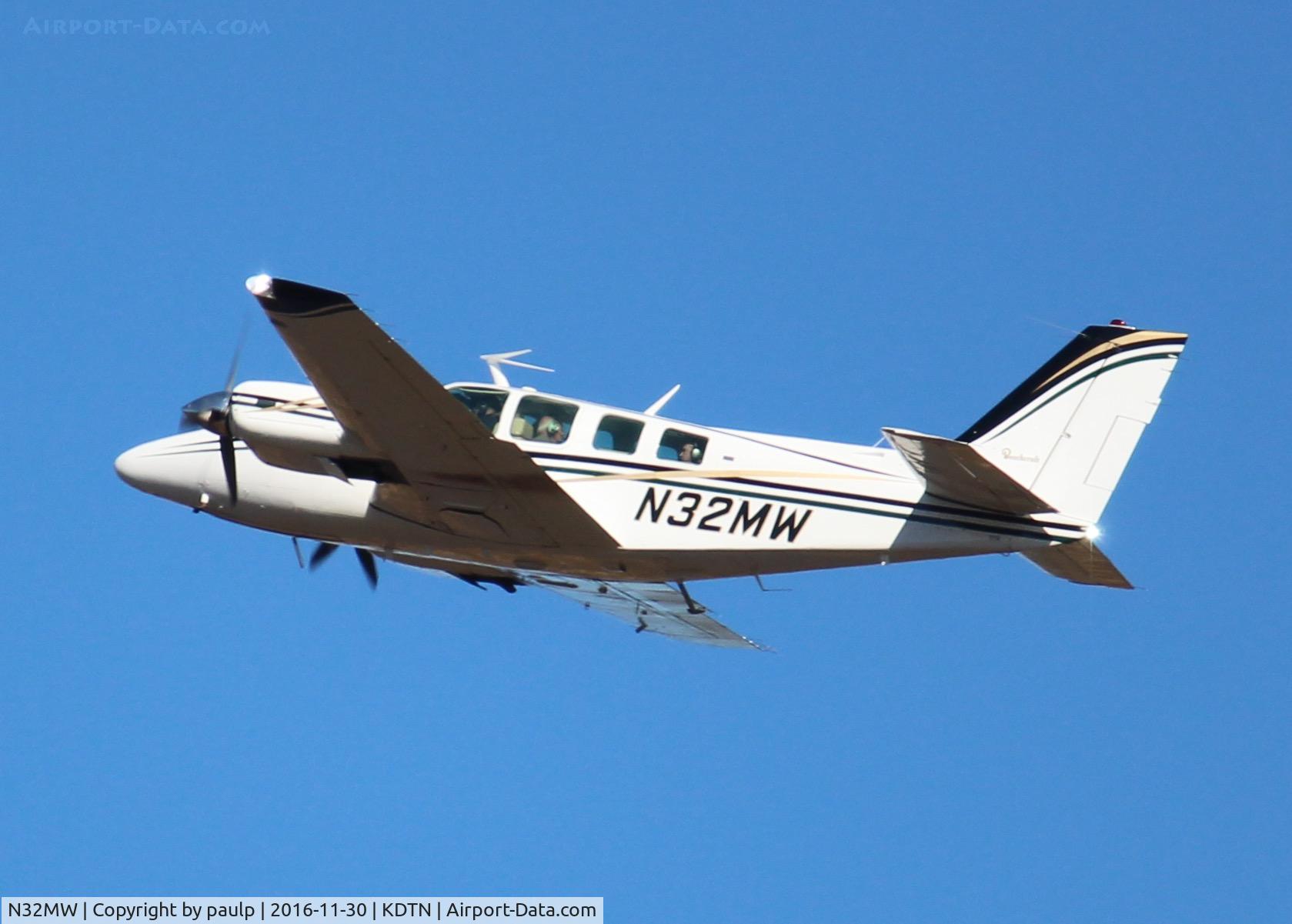 N32MW, 1972 Beech 58 Baron C/N TH-208, At Downtown Shreveport.