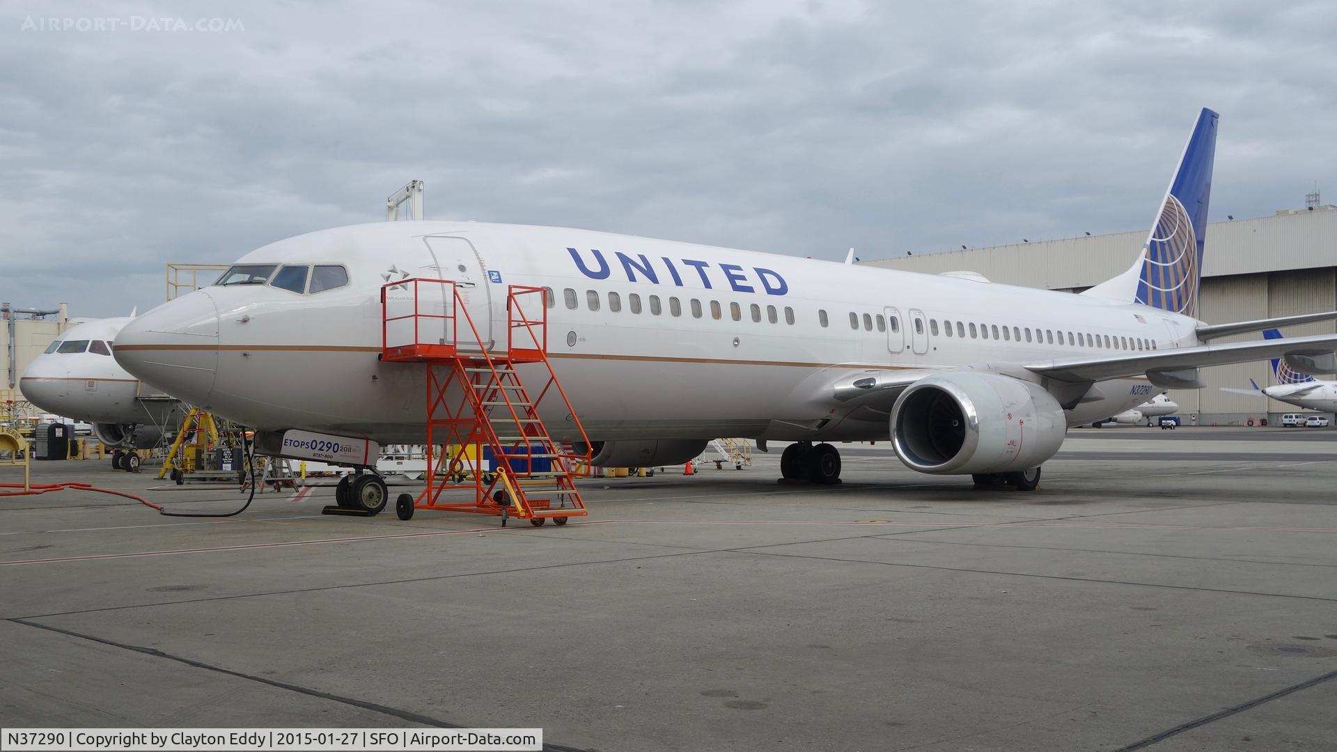 N37290, 2004 Boeing 737-824 C/N 31601, SFO 2015