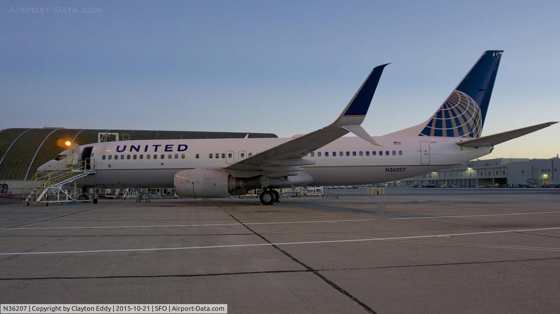 N36207, 2000 Boeing 737-824 C/N 30579, SFO 2015