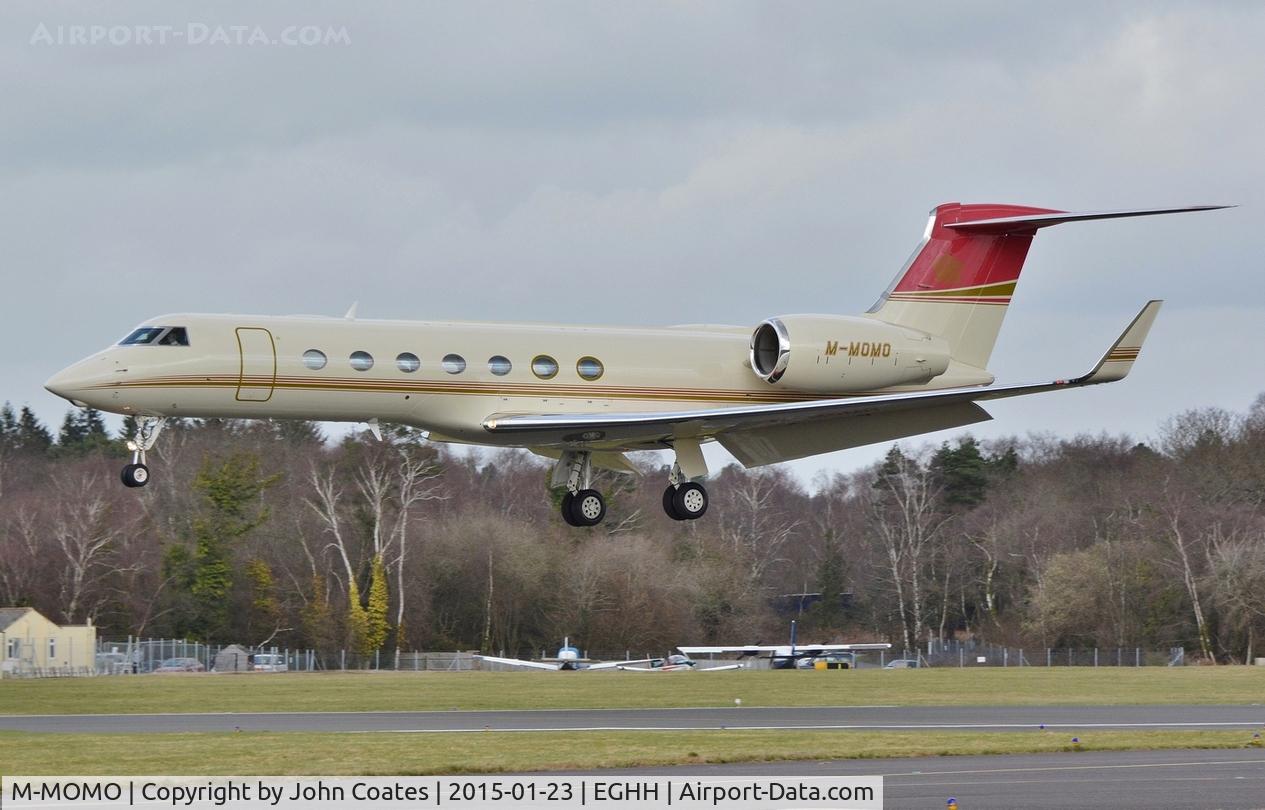 M-MOMO, 2010 Gulfstream Aerospace GV-SP (G550) C/N 5292, About to land 26