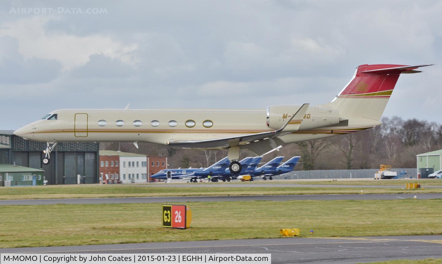 M-MOMO, 2010 Gulfstream Aerospace GV-SP (G550) C/N 5292, landing 26