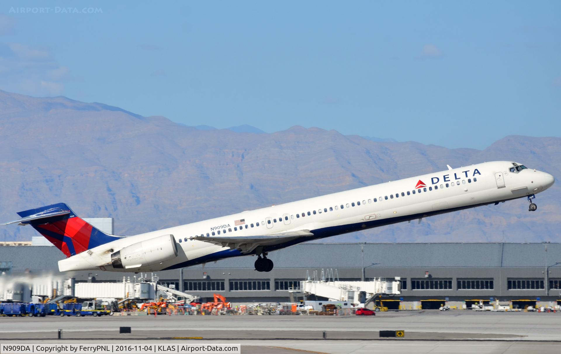 N909DA, 1995 McDonnell Douglas MD-90-30 C/N 53389, Delta MD90 lifting-off