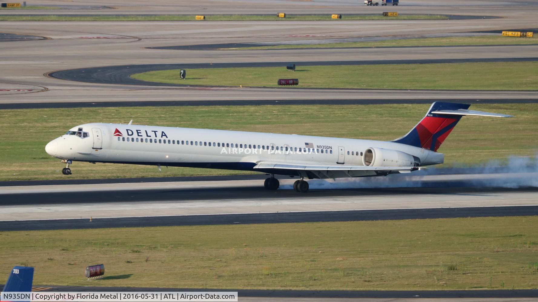 N935DN, 1996 McDonnell Douglas MD-90-30 C/N 53460, Delta