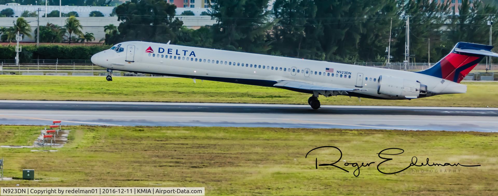 N923DN, 1998 McDonnell Douglas MD-90-30 C/N 53585, Taken @ KMIA