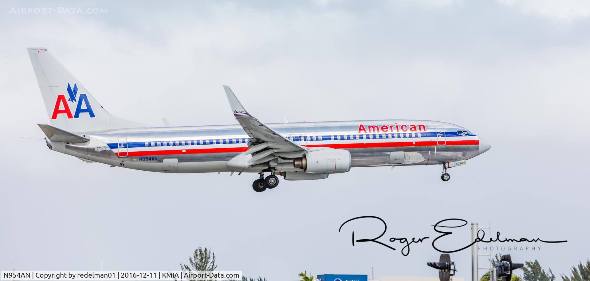 N954AN, 2001 Boeing 737-823 C/N 30089, Taken @ KMIA