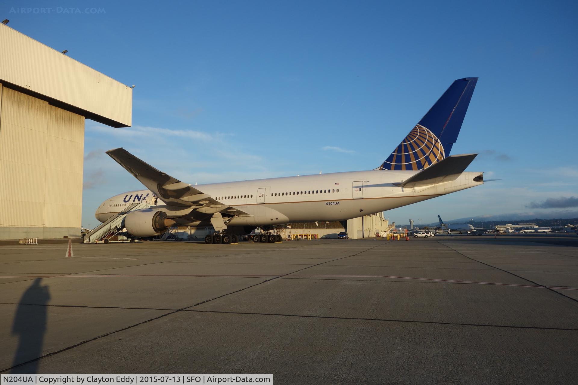 N204UA, 1999 Boeing 777-222/ER C/N 28713, SFO 2015
