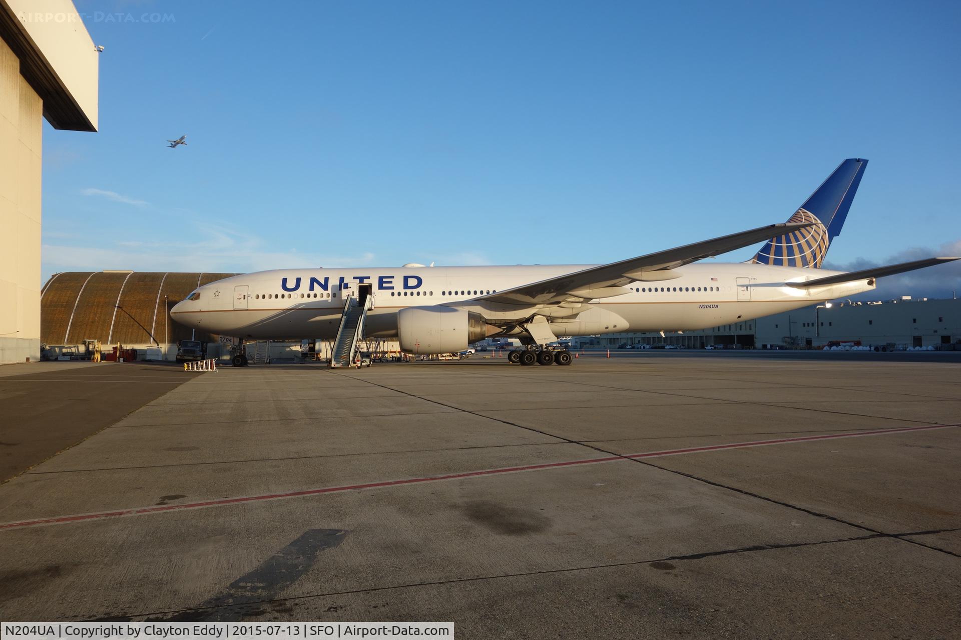 N204UA, 1999 Boeing 777-222/ER C/N 28713, SFO 2015
