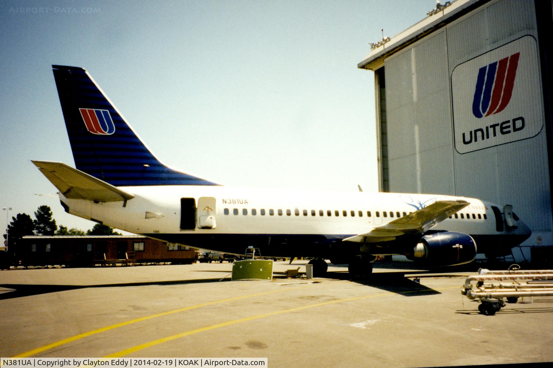 N381UA, 1990 Boeing 737-322 C/N 24656, Oakland Airport 1990's