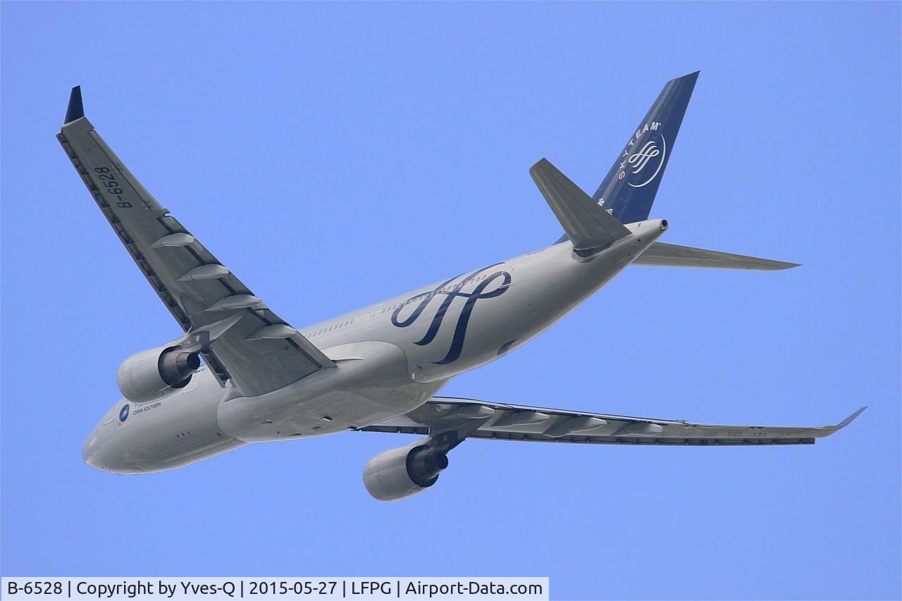 B-6528, 2010 Airbus A330-223 C/N 1202, Airbus A330-223, Take-off Rwy 27L, Roissy Charles De Gaulle Airport (LFPG-CDG)