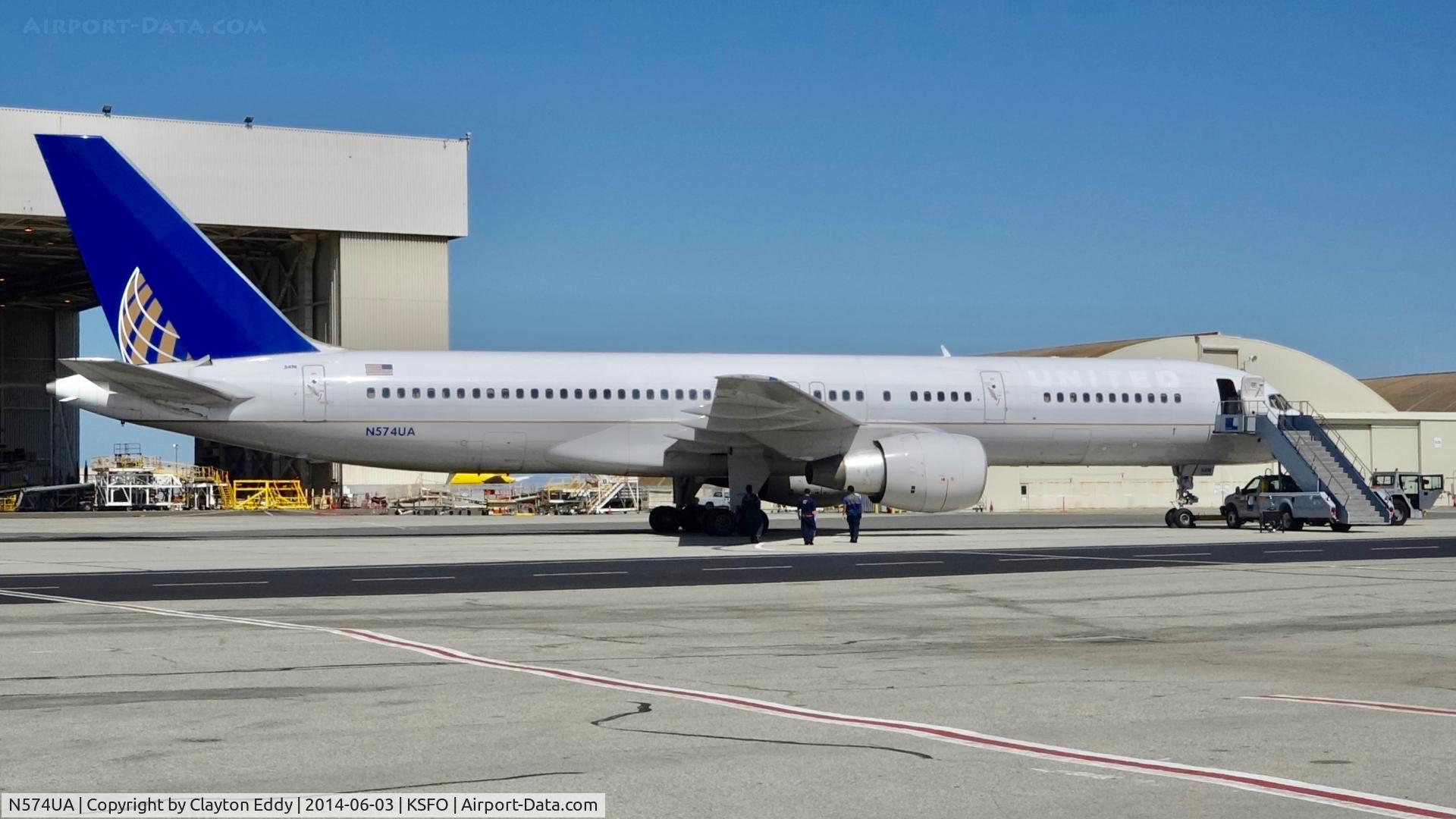 N574UA, 1992 Boeing 757-222 C/N 26686, SFO 2014