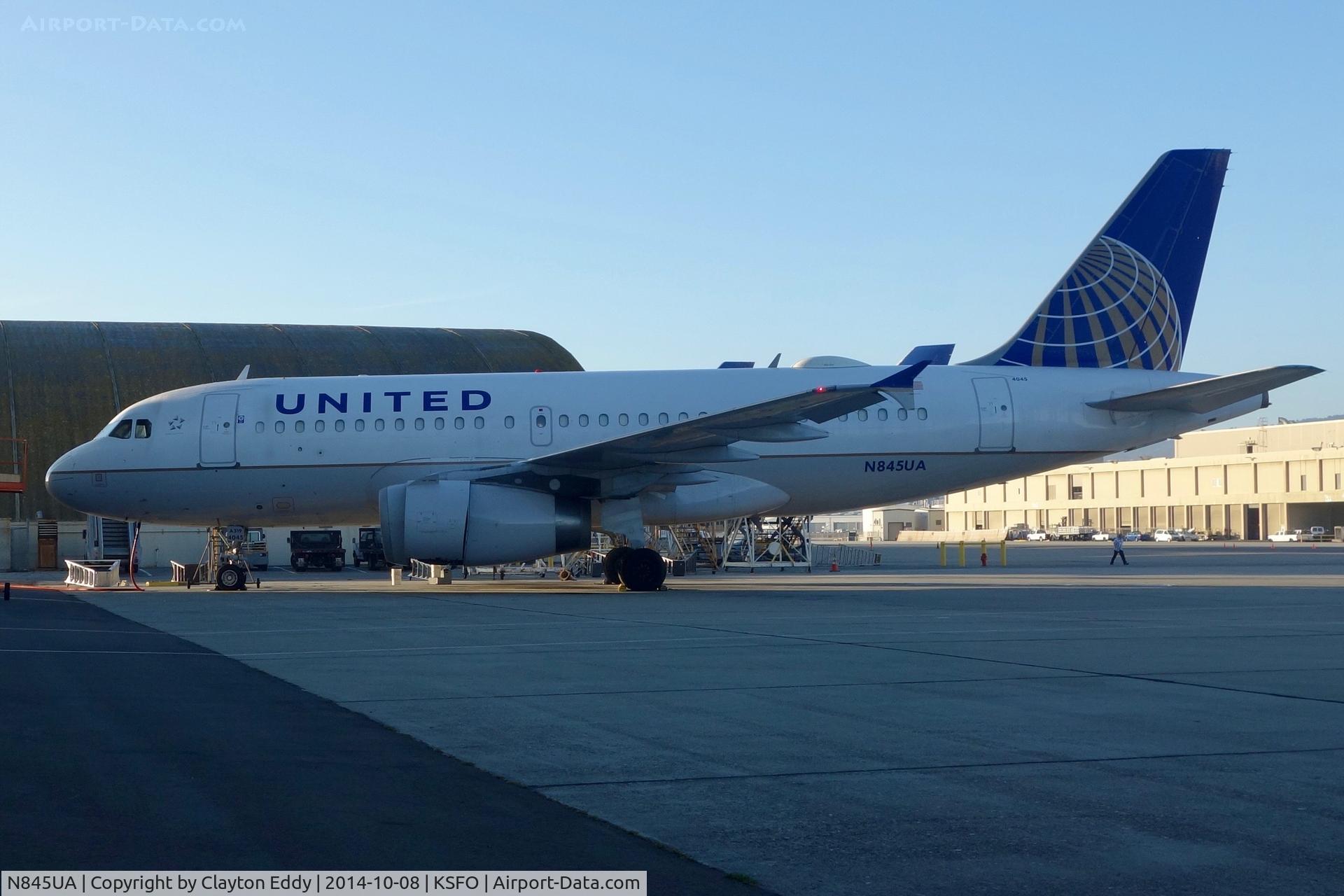 N845UA, 2001 Airbus A319-131 C/N 1585, SFO 2014