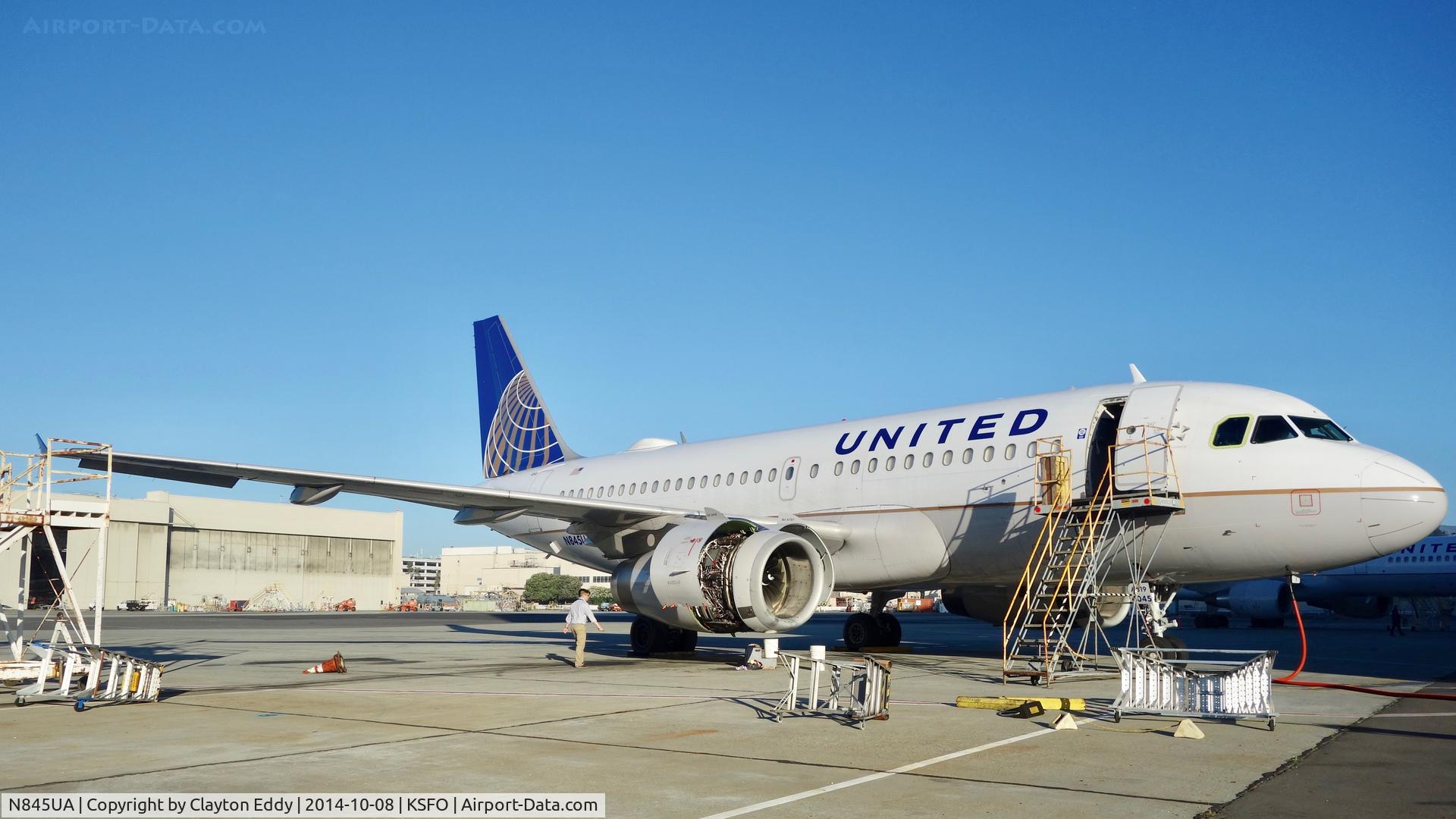 N845UA, 2001 Airbus A319-131 C/N 1585, SFO 2014