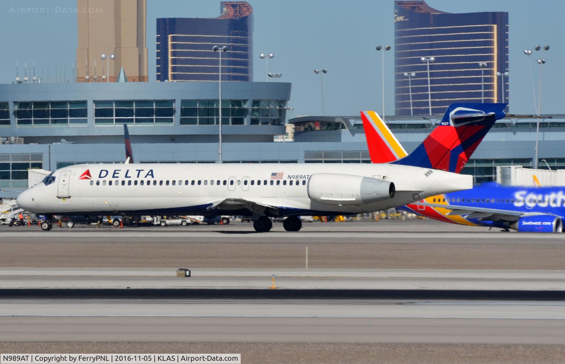 N989AT, 2001 Boeing 717-200 C/N 55152, Delta B717 taking-off.
