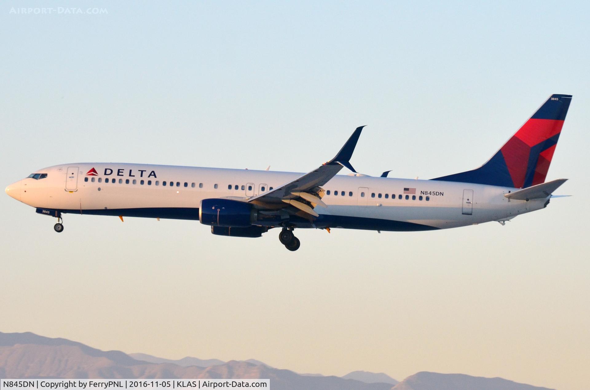 N845DN, 2015 Boeing 737-932/ER C/N 31956, Delta B739 landing.