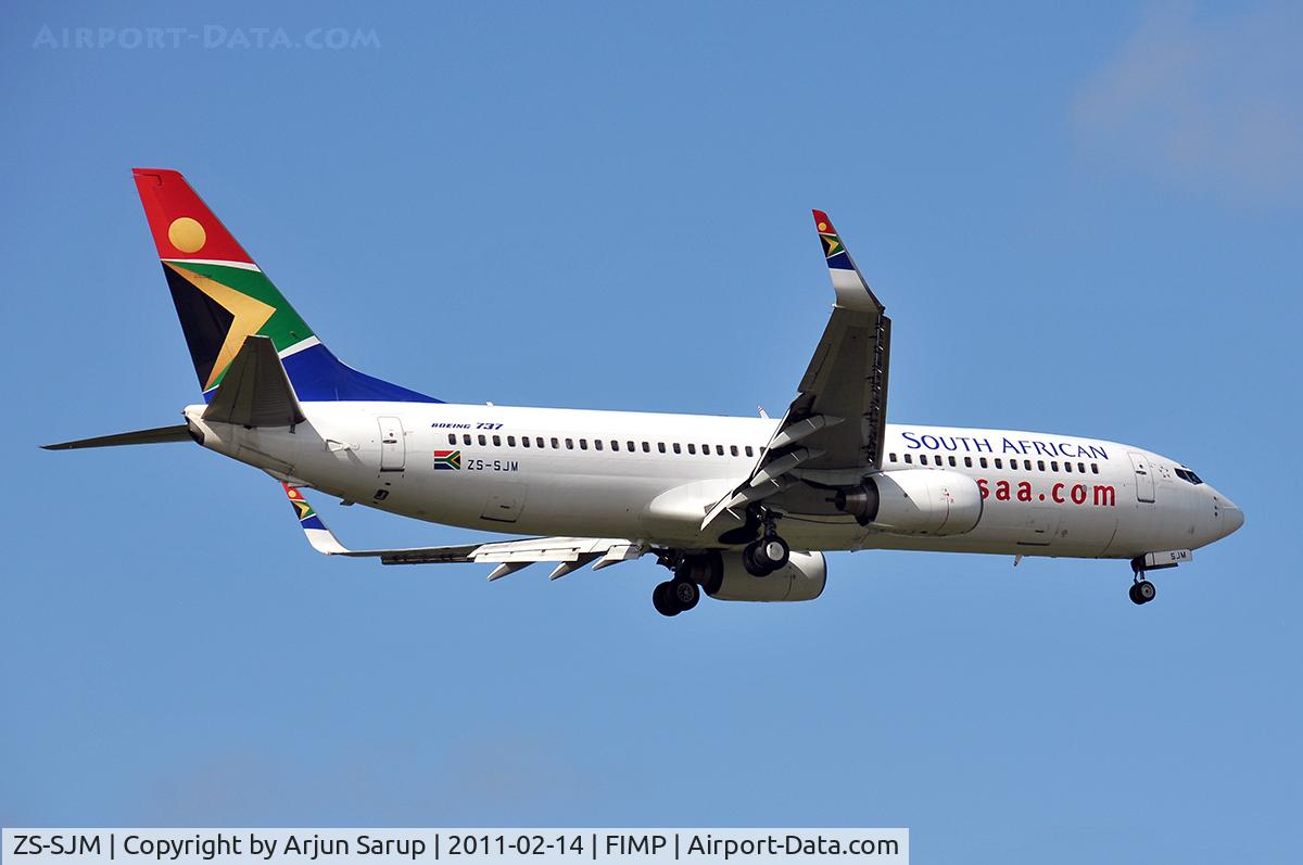ZS-SJM, 2001 Boeing 737-85F C/N 30476, Approaching rwy 14 at Plaisance in the afternoon.