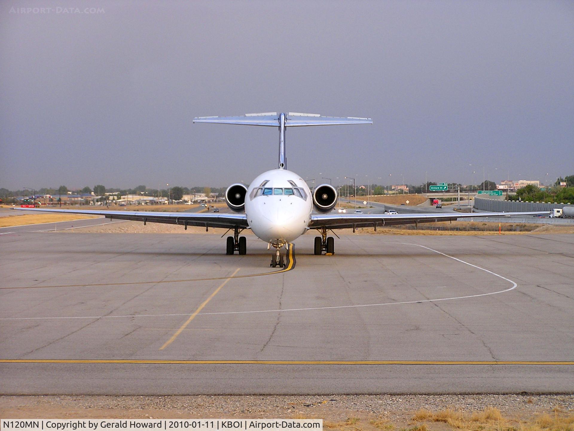 N120MN, 1992 McDonnell Douglas MD-83 C/N 53120, Old, but still a sleek aircraft.