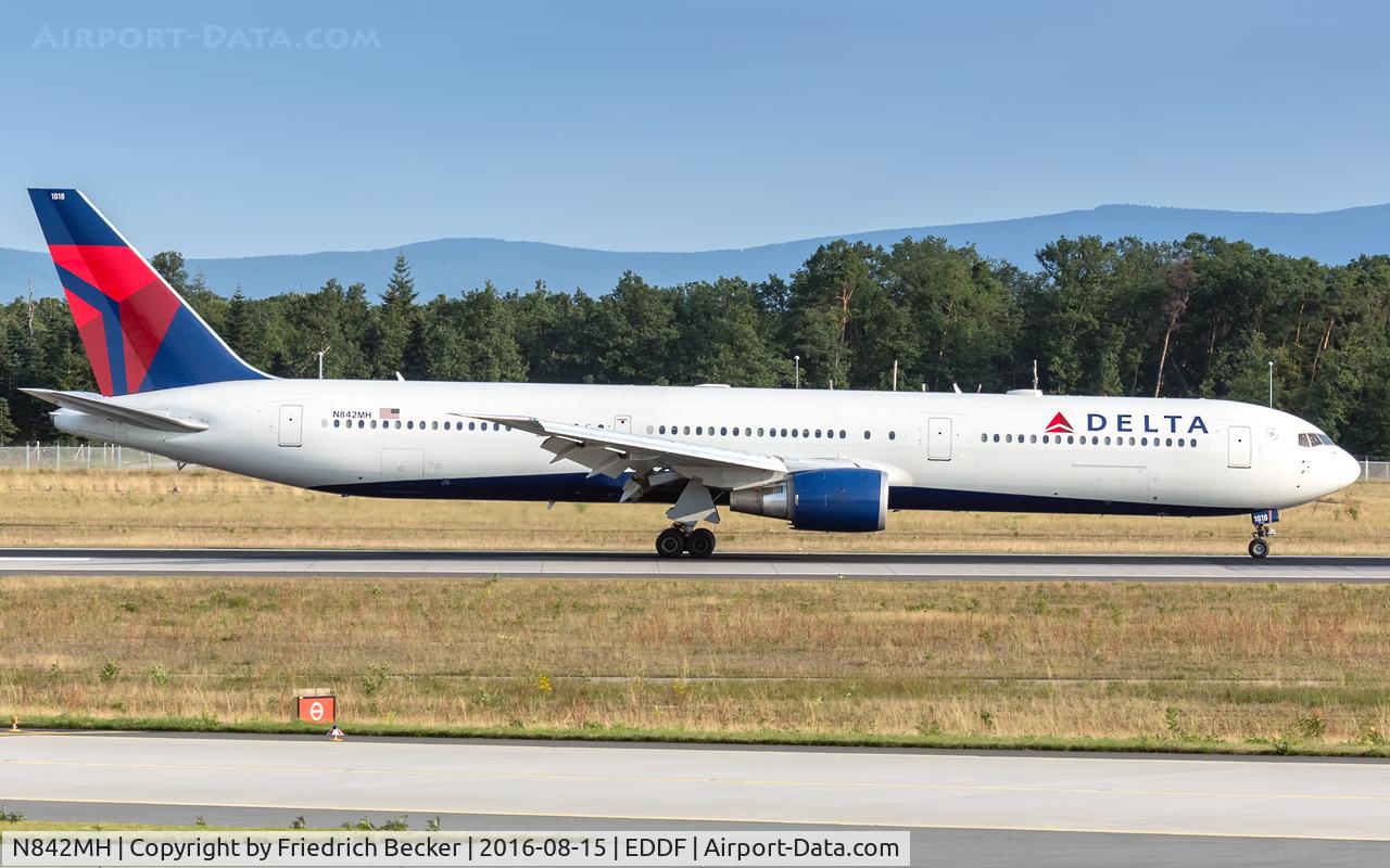 N842MH, 2001 Boeing 767-432/ER C/N 29715, decelerating after touchdown on runway 07L