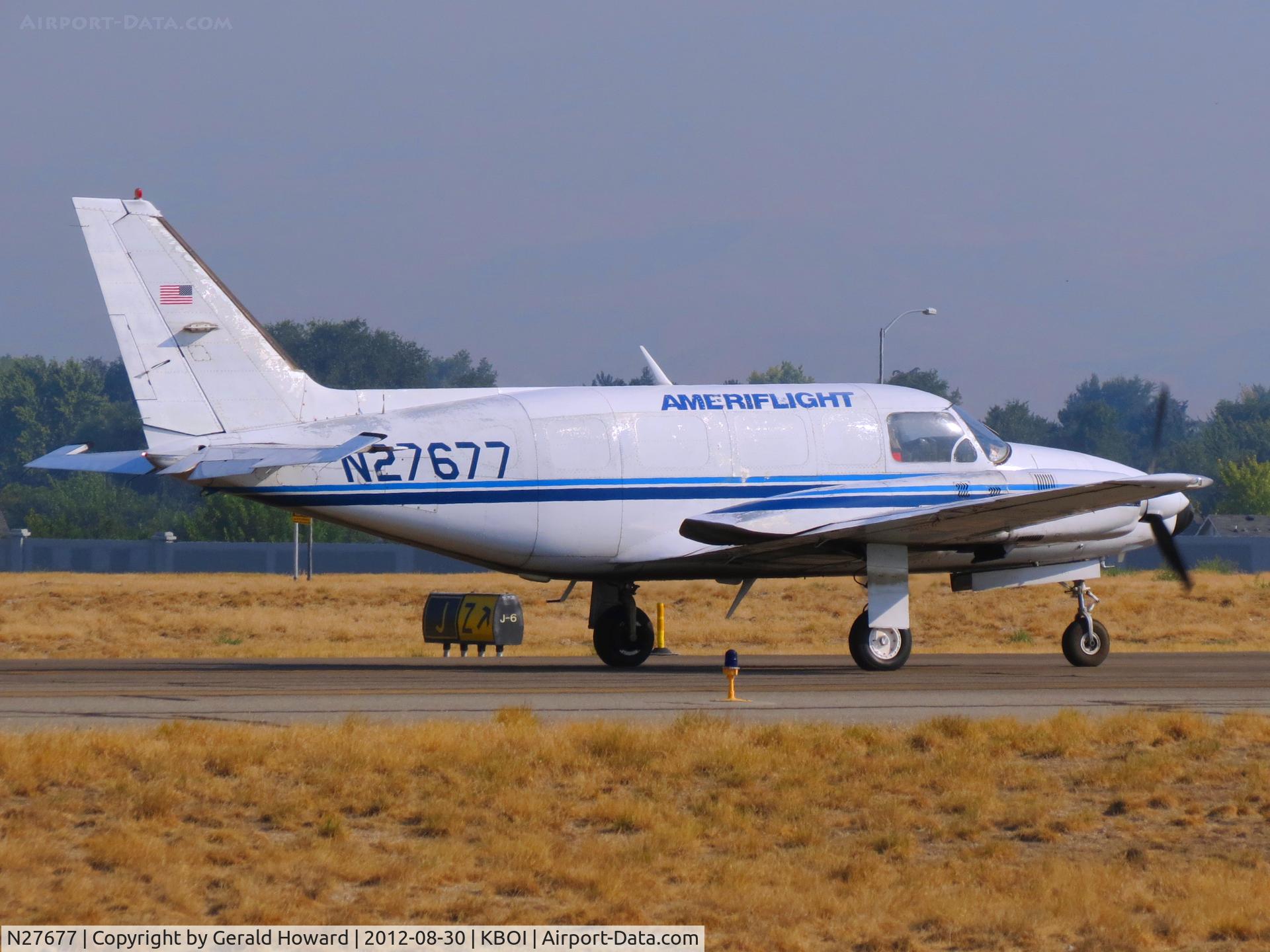 N27677, 1978 Piper PA-31-350 Chieftain C/N 31-7852101, Taxing to RWY 10L.