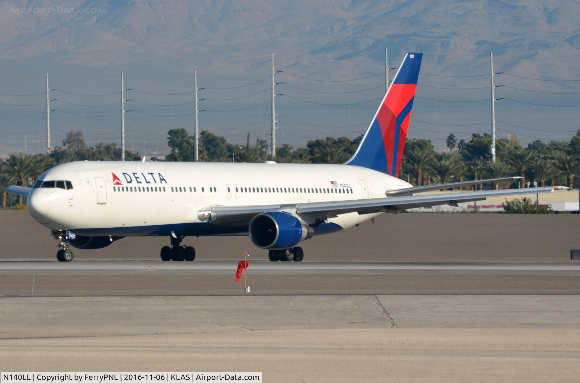 N140LL, 1993 Boeing 767-332 C/N 25988, Delta B763 lining-up.