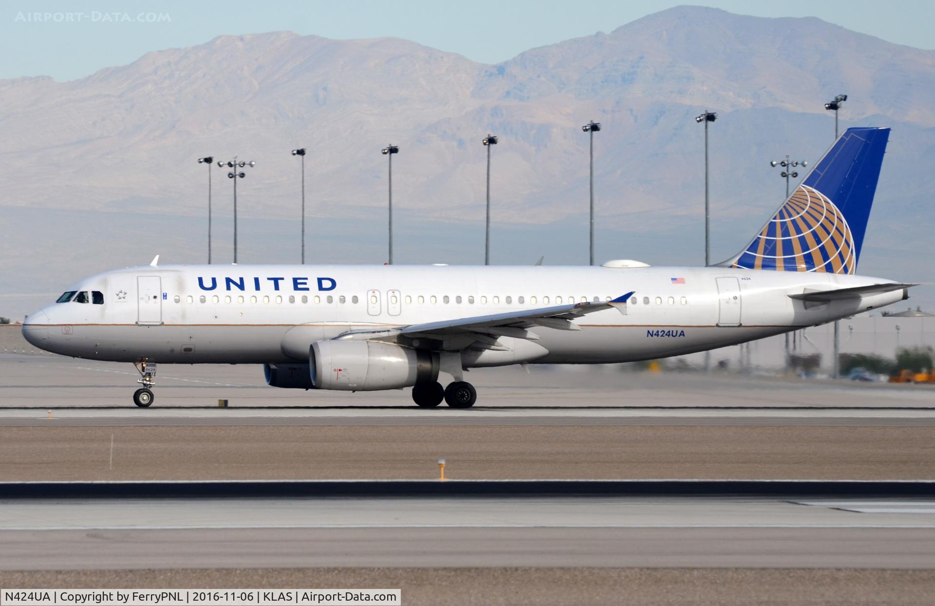 N424UA, 1995 Airbus A320-232 C/N 506, United A320 leaving LAS