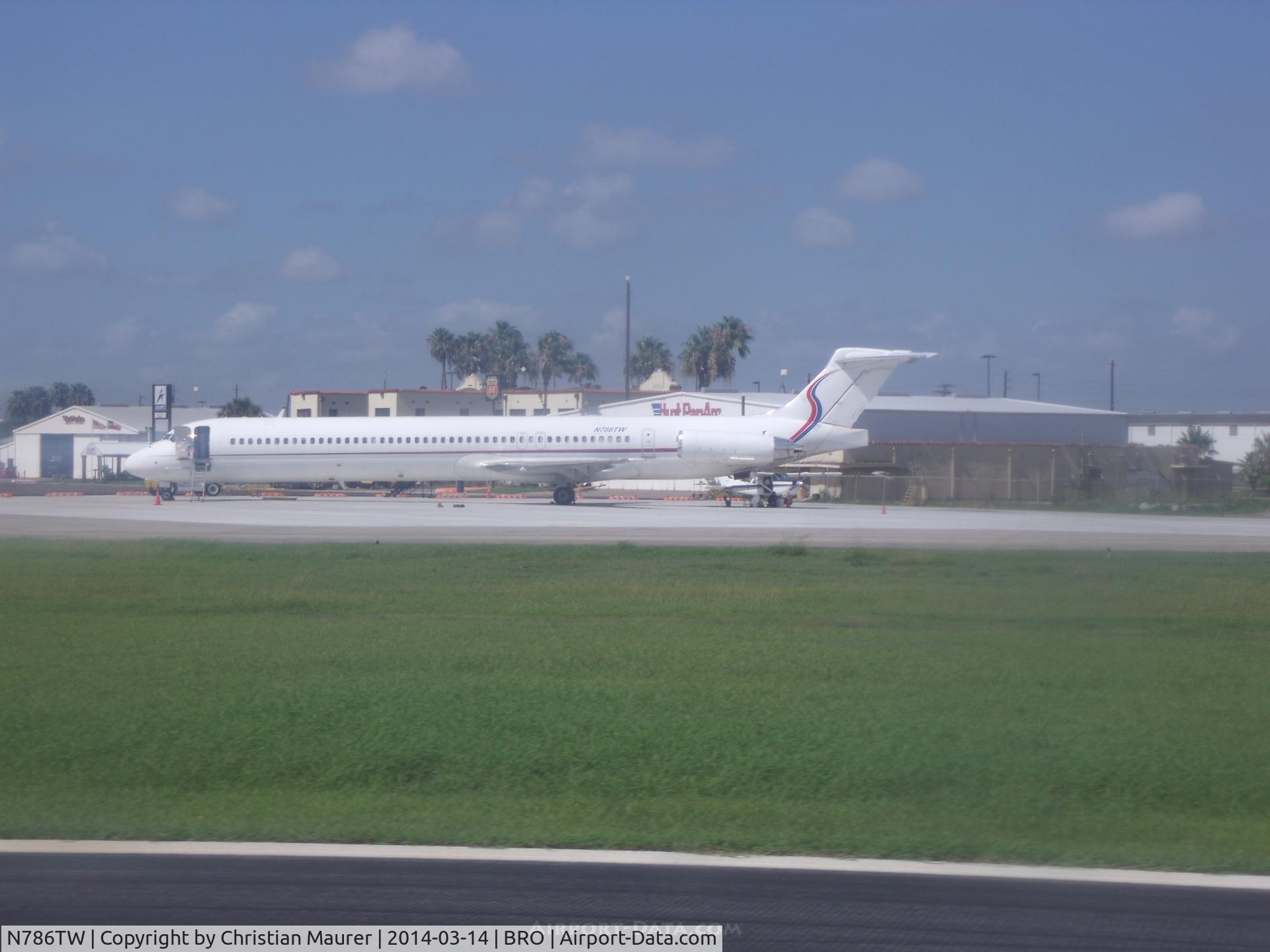 N786TW, 1992 McDonnell Douglas MD-83 (DC-9-83) C/N 53123, MD-83 Parked at Brownsville waiting for some passengers