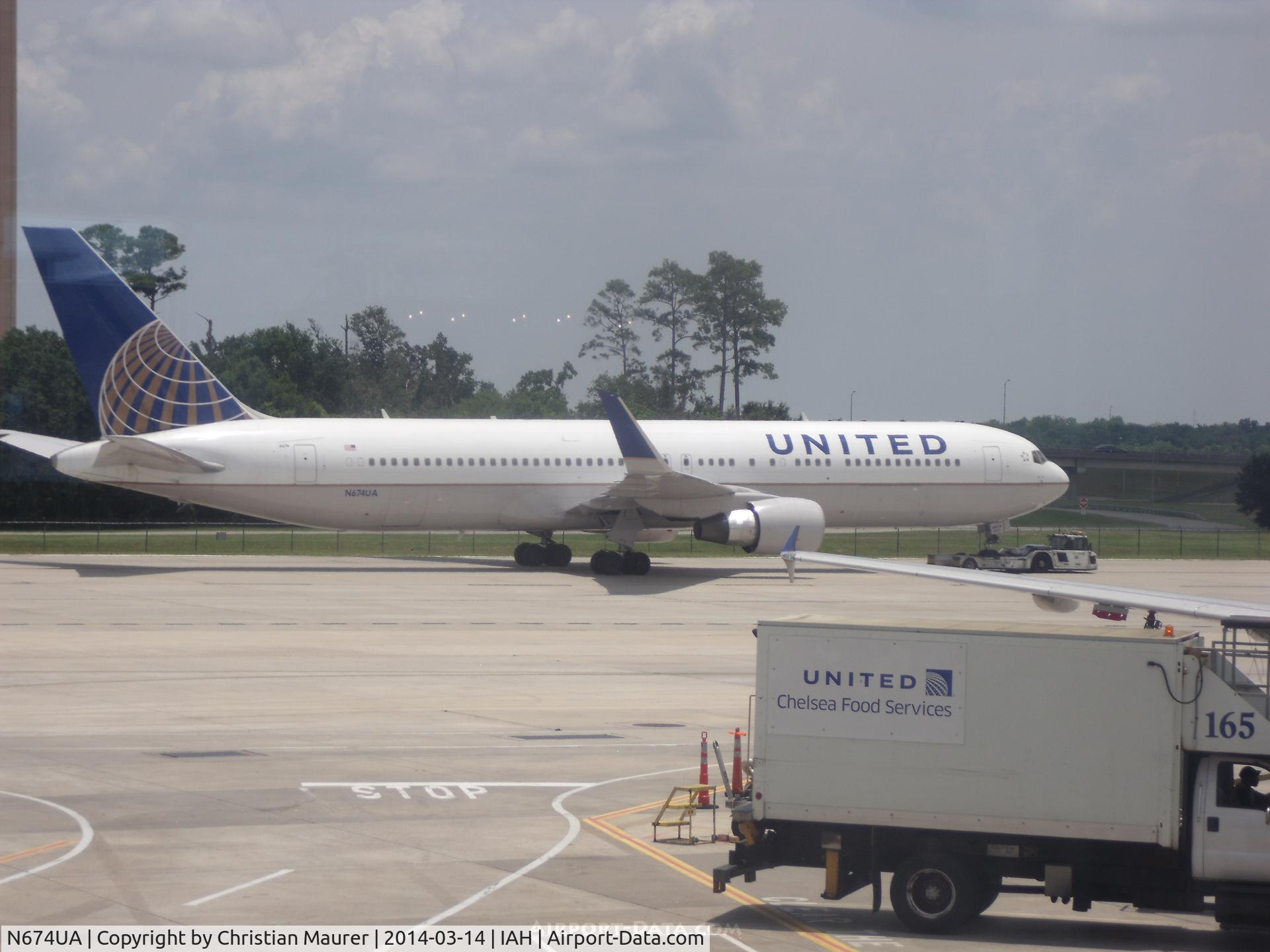 N674UA, 2000 Boeing 767-322 C/N 29242, United Boeing 767-322