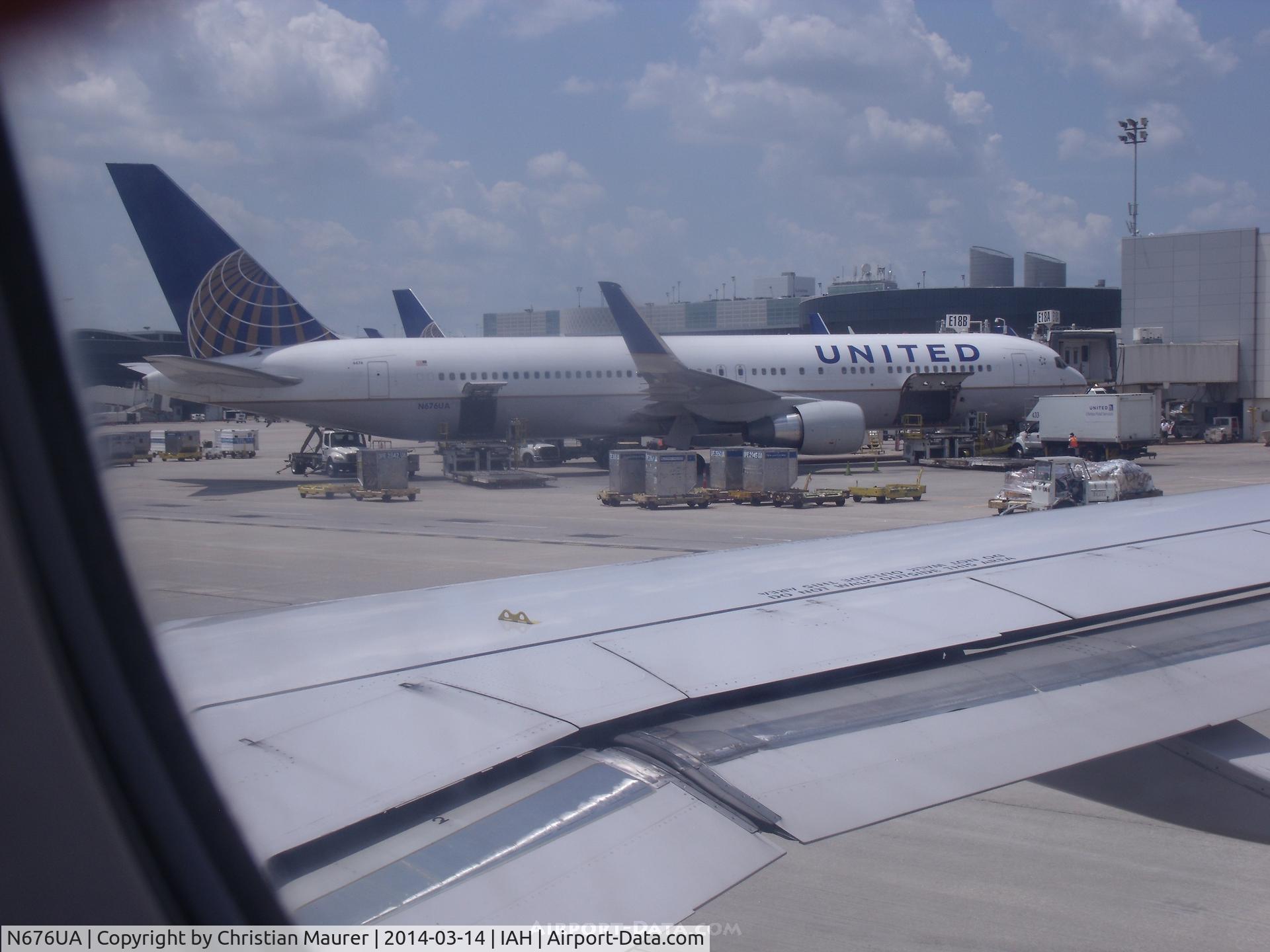 N676UA, 2001 Boeing 767-322 C/N 30028, United Boeing 767-322